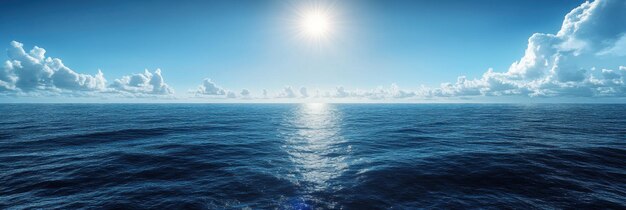 Photo ocean horizon with white clouds