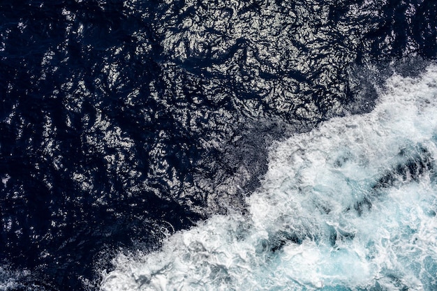 Photo ocean or sea with blue water on a sunny day waves foam and wake caused by cruise ship in the sea effect filtered image for tourism business concept cruise sailing blogs magazines websites