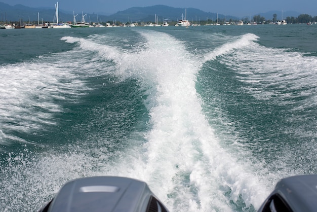 Ocean waves from a speed boat