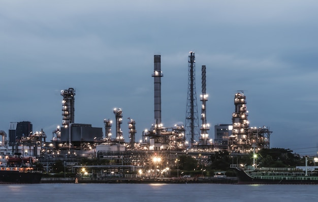 Photo oil refinery at twilight