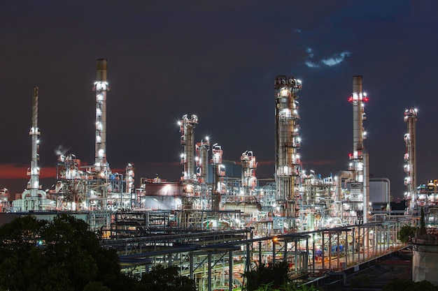 Oilâ refinery â andâ plant tower column refinery of petrochemistry industry in oilâ andâ gasâ âindustry withâ cloudâ blueâ âsky cloud the twilight backgroundâ.