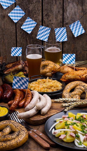 Photo oktoberfest dishes with beer pretzel and sausage