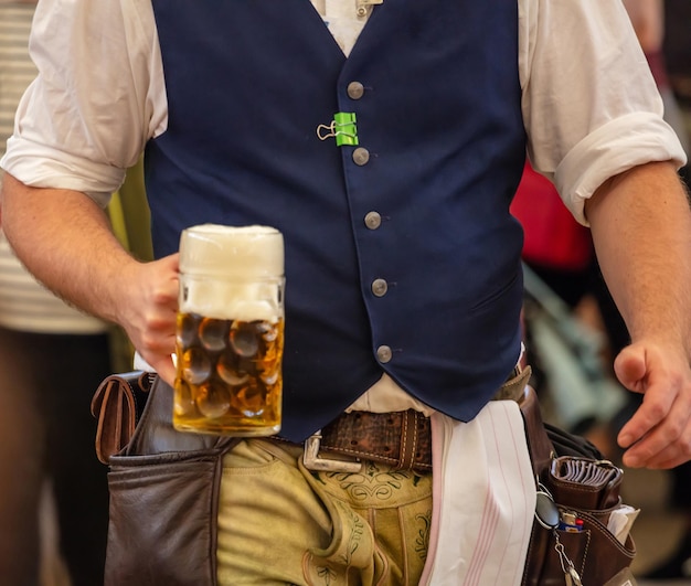 Photo oktoberfest munich germany waiter serving beer closeup view