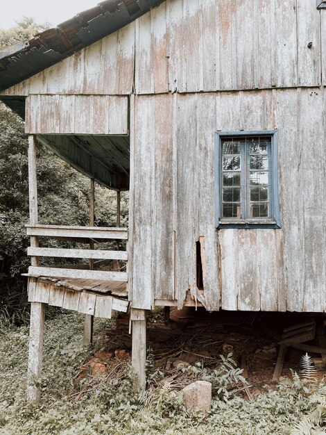 Photo old abandoned house on field