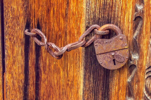 Photo old barn rusty lock on the door