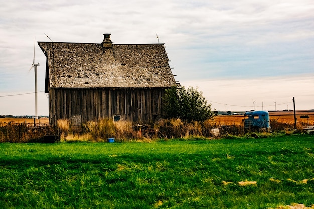 Photo old house on field against sky