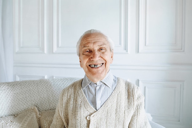 Photo old man smiling