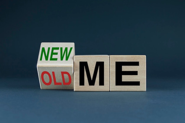 Photo old me to new me the cubes form the choice words old me or new me concept of change lifestyle and business