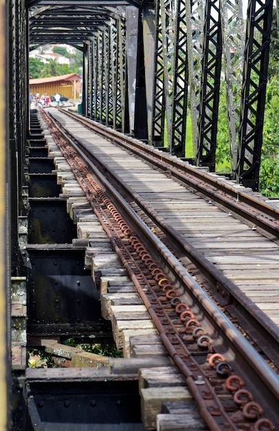 Photo old railway bridge, with iron trellis, in the countryside of the sao paulo state, brazil