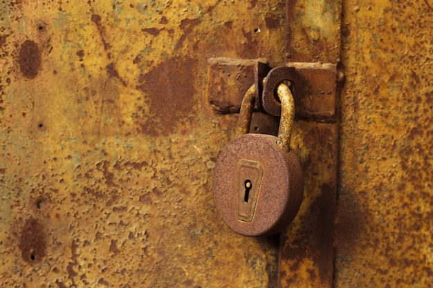 Photo old, rusty lock on a metal door