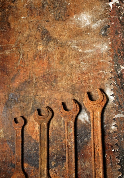 Photo old rusty wrench on dirty wooden table