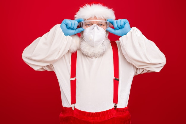 Photo old santa claus wear protective medical mask remote christmas celebration