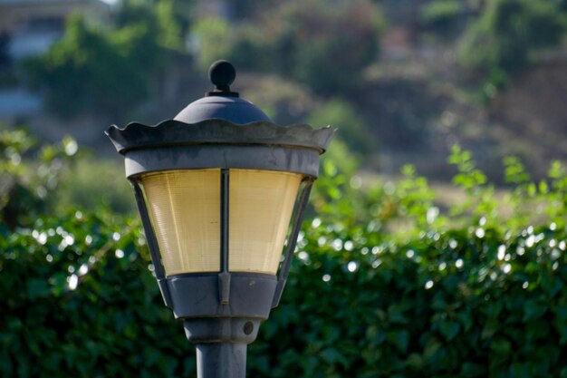 Photo old street lamp with unfocused green background