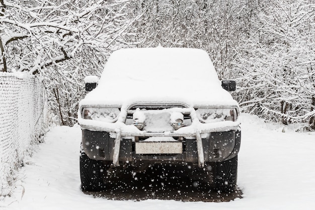 Photo old suv covered with first snow.