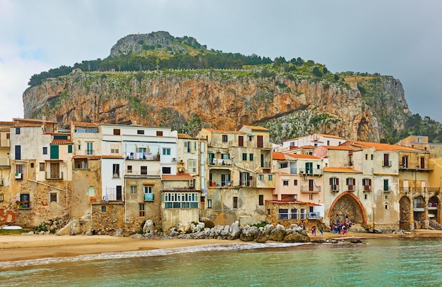 Photo the old town of cefalu on the seashore of sicily, italy