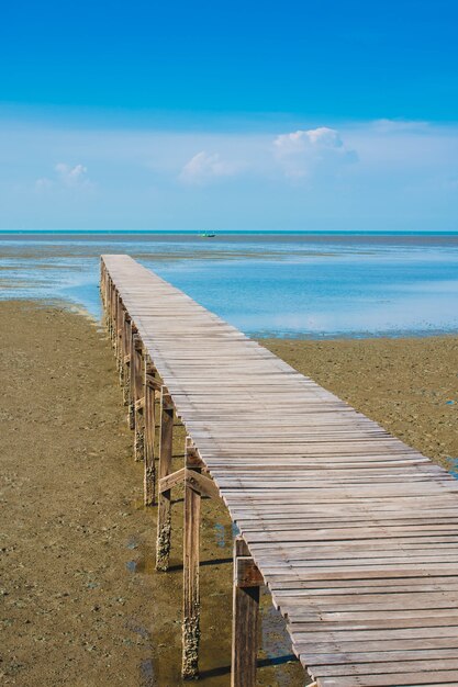 Photo old wood bridge in seascape with blue summer sky background