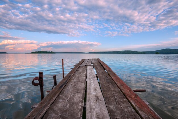 Photo old wooden pier on the lake