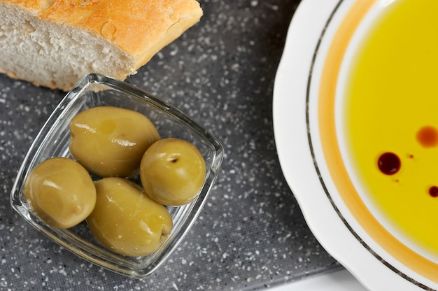 Photo olives, baguette and olive oil