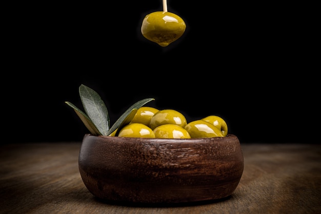 Photo olives with black background