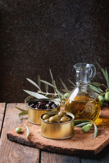 Olives with bread and oil