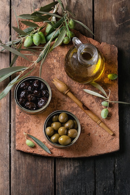 Olives with bread and oil