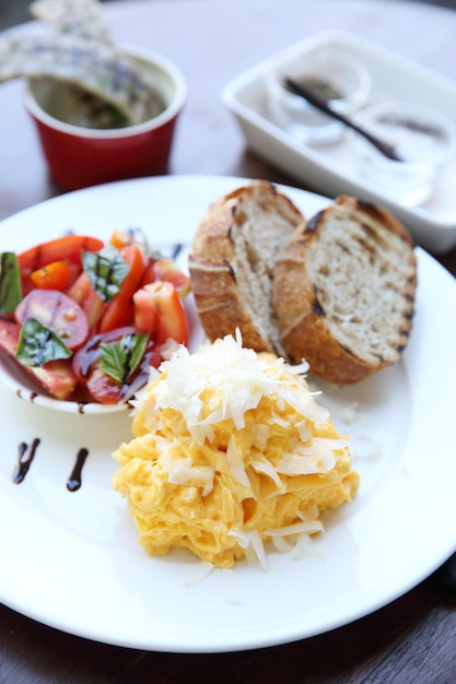 Omelette with bread and tomato salad