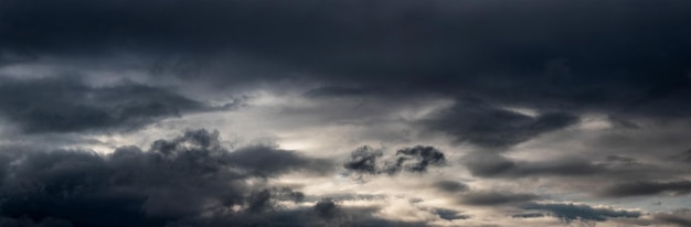 Photo ominous sky with dark clouds dark storm clouds covered the sky