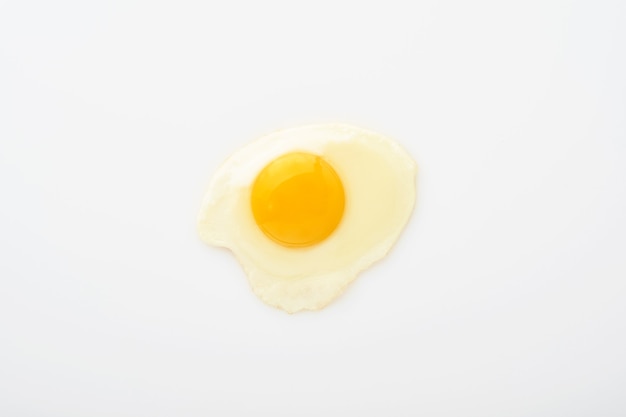 Photo one fried egg isolated on white background with clipping path