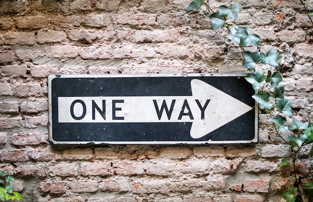 One way sign pointing to the right