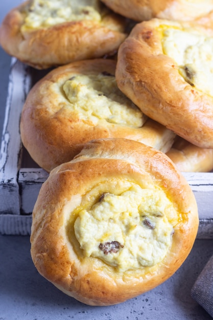 Open patties (buns) with cottage cheese and raisins.