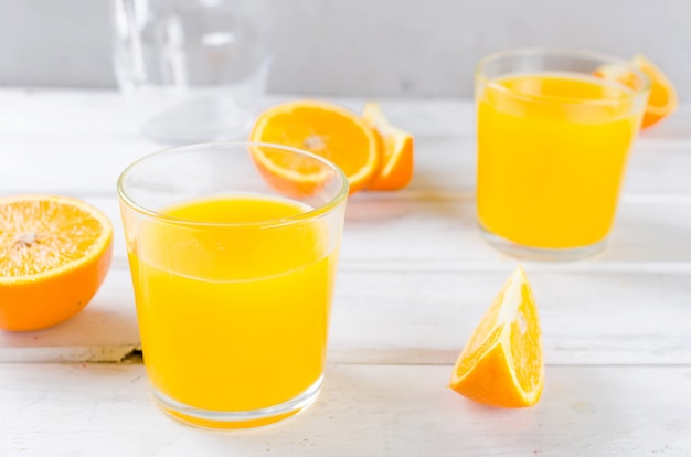 Orange juice and orange slices