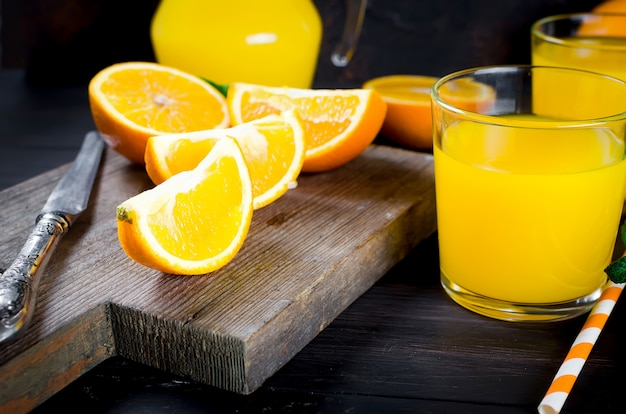 Orange juice and orange slices