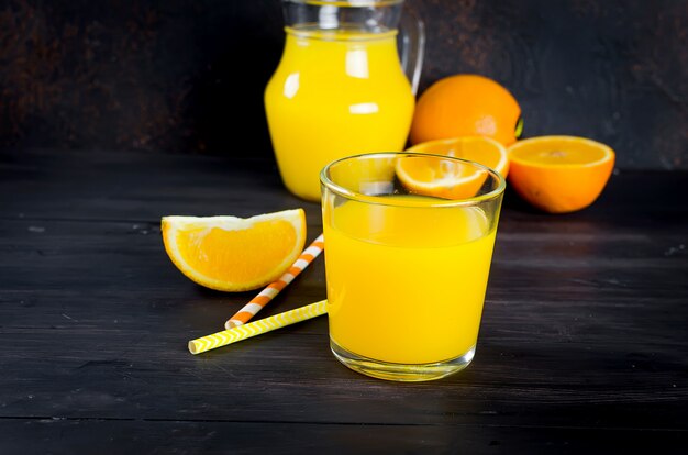 Orange juice and orange slices