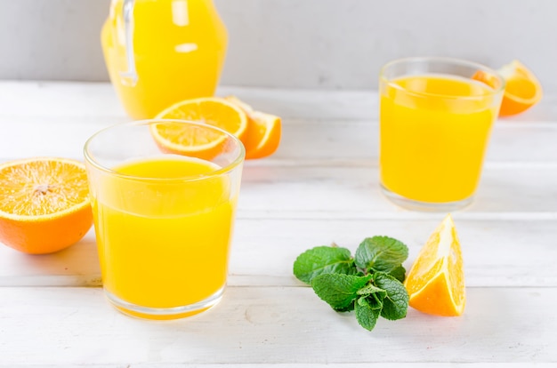 Orange juice and orange slices