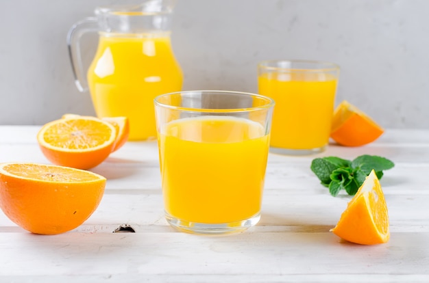 Orange juice and orange slices