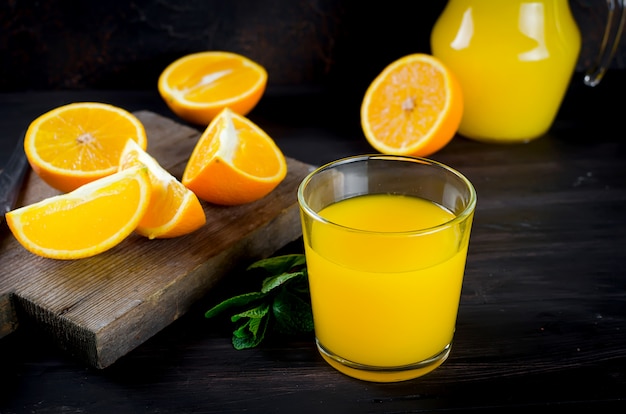 Orange juice and orange slices