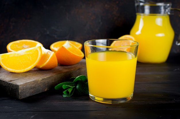 Orange juice and orange slices