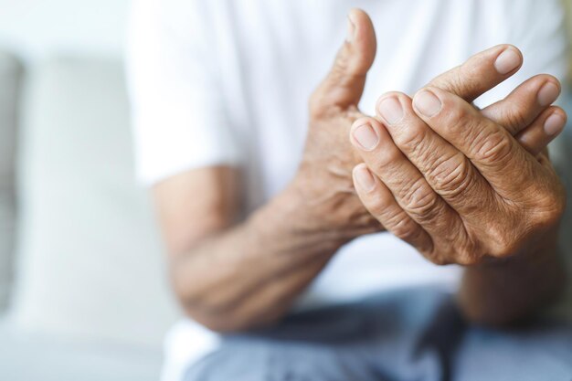 Photo osteoarthritis is a common cause of hand pain in elderly people