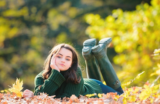 Photo outdoor photo of young beautiful teenager girl surrounded autumn leaves