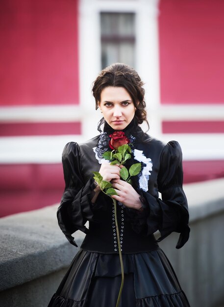 Photo outdoors portrait of a lady with the red rose