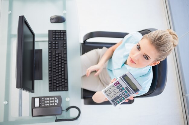 Photo overhead view of elegant businesswoman showing calculator