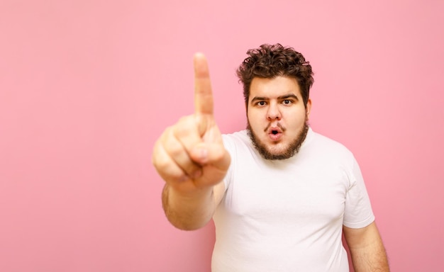 Photo overweight guy points his finger at the camera