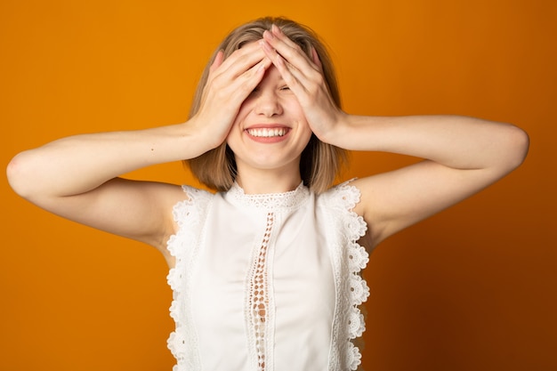 Photo oyful emotional young woman with closed eyes