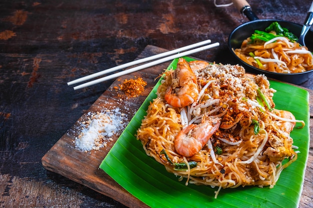 Photo padthai noodles with shrimps and vegetables