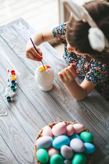 Painting gypsum Easter egg