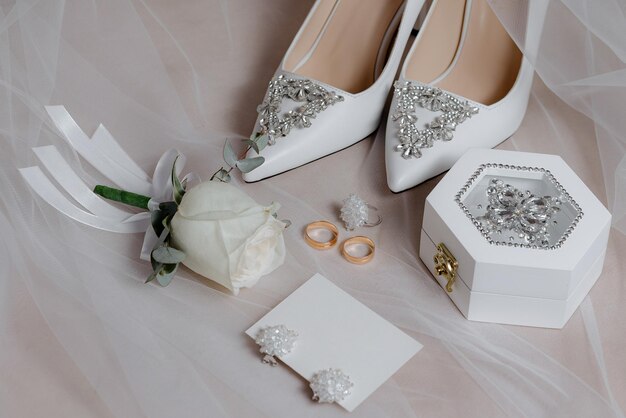 Photo a pair of white shoes with a rose on top of them