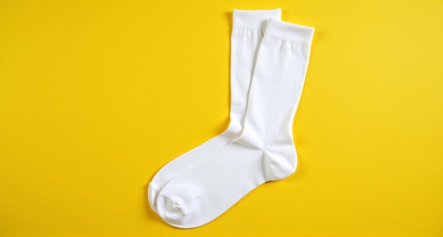 Photo a pair of white socks with a white sock on it