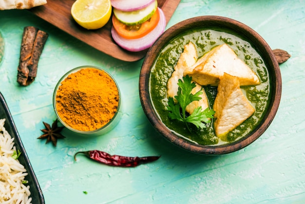 Palak Paneer curry is a popular North Indian recipe for lunch or dinner made using cottage cheese in green spinach curry. usually served with Rice and chapati or naan