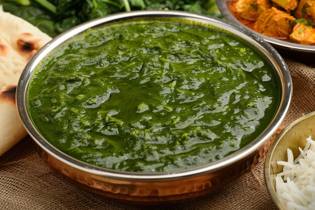 Photo palak or spinach chicken or murg saagwala served in a bowl with naan and rice