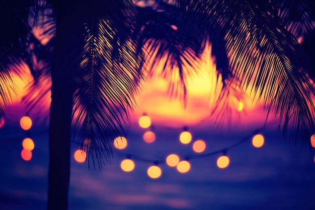 Photo palm tree silhouettes against a vibrant sunset with string lights